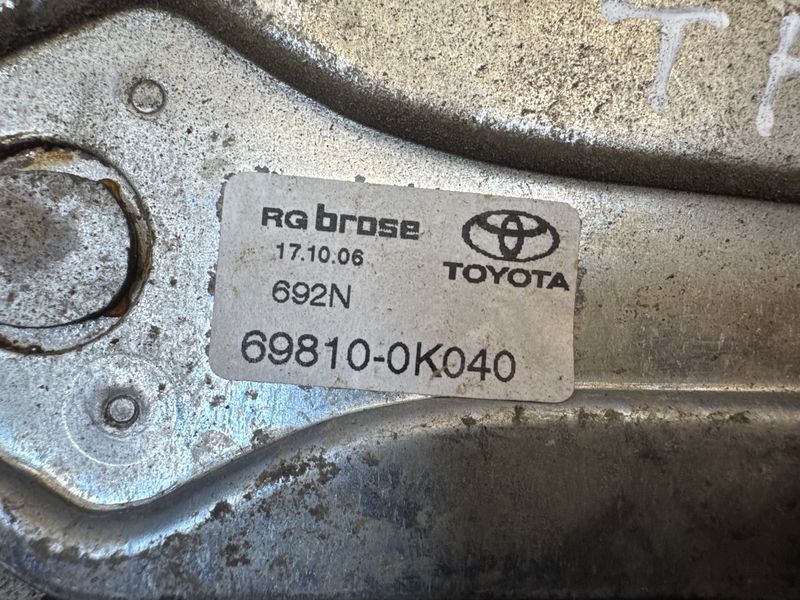 Трапеція склопідіймача передня права Toyota Hilux 2006-15 482787 фото