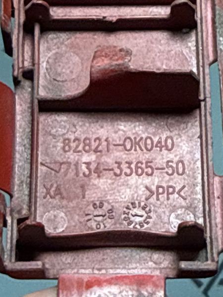 Кришка клеми акумулятора Toyota Hilux 2006-15 493191 фото