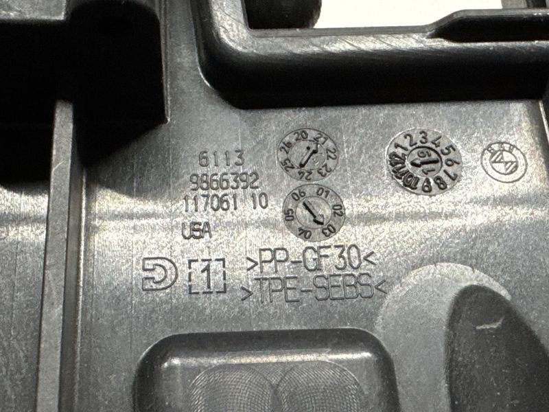 Кронштейн решетки дворников правый нижний BMW X5 G05 493661 фото