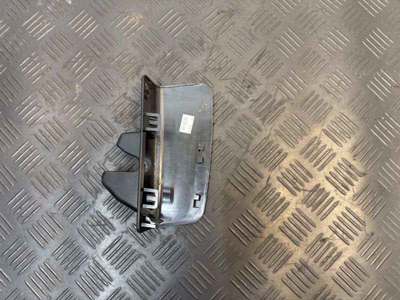 Накладка замка крышки багажника правая BMW X5 G05 493617 фото